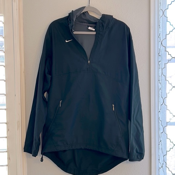 Woman’s Nike Essential Repel Woven Jacket - Picture 1 of 8